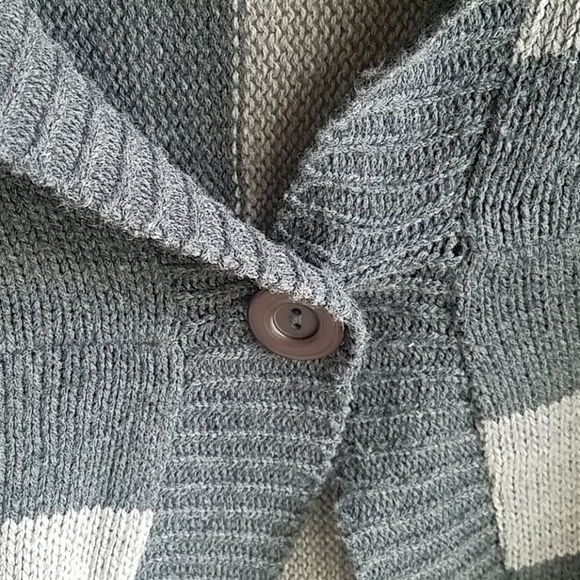 Poncho - Picture 2 of 8